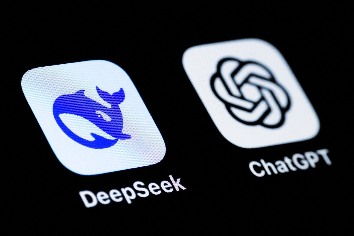 Chinese app DeepSeek (L) and US app ChatGPT displayed on a mobile phone. (FILE/AFP)