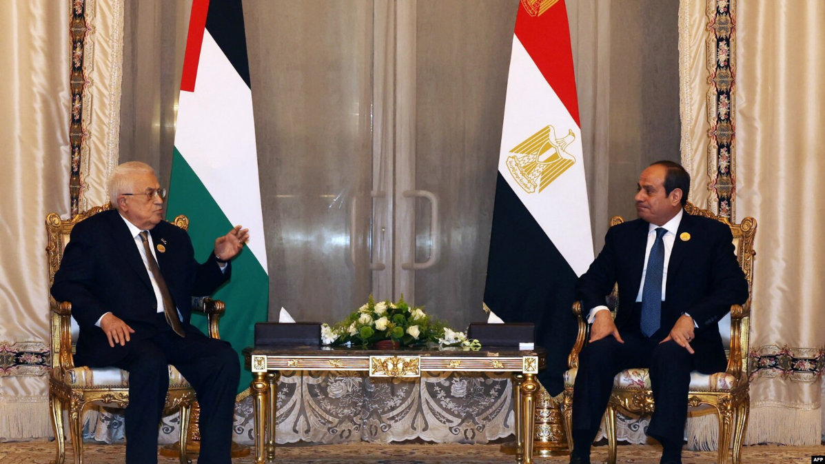 Palestinian Authority President Mahmoud Abbas, left, meeting with Egypt's President Abdel-Fattah El-Sissi in Cairo. (AFP)