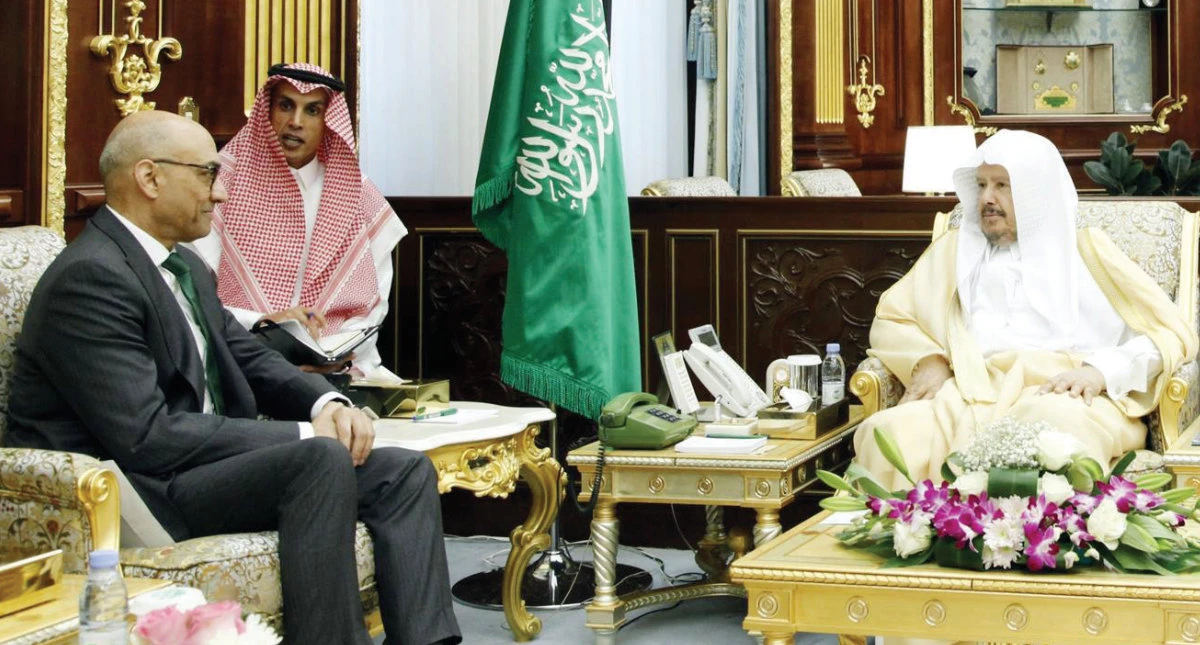 Sheikh Abdullah Al-Asheikh (right), Saudi Arabia’s Shoura Council speaker, meeting with Pakistan’s Ambassador Ahmad Farooq in Riyadh on Sunday. (SPA)