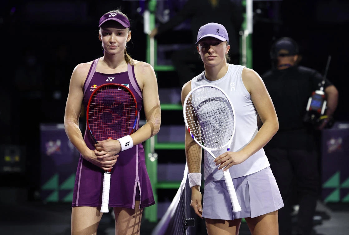 Poland’s Iga Swiatek and Kazakhstan’s Elena Rybakina pose for a photograph before their group stage WTA Finals match at Riyadh — King Saud University Indoor Arena, Riyadh, Nov. 3, 2025. (Reuters)