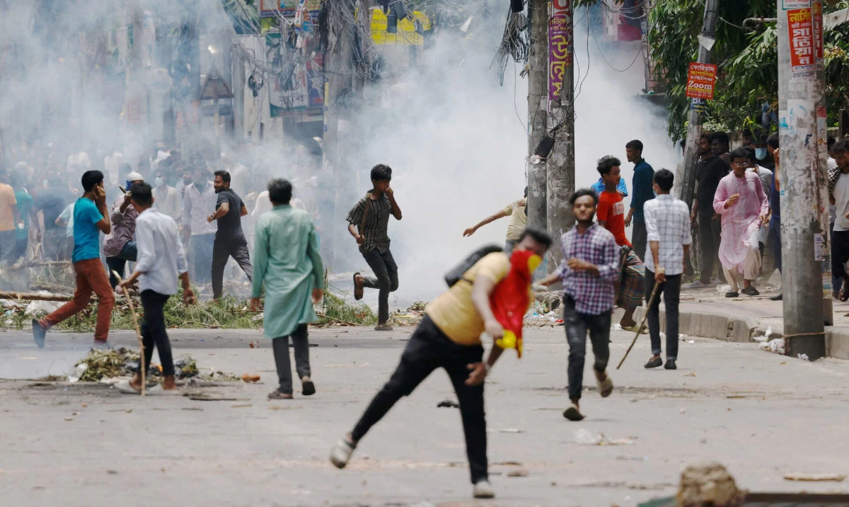 Protesters clash with Border Guard Bangladesh (BGB) and the police outside the state-owned Bangladesh Television as violence erupts across the country after anti-quota protests by students, in Dhaka, Bangladesh, July 19, 2024. (Reuters)
