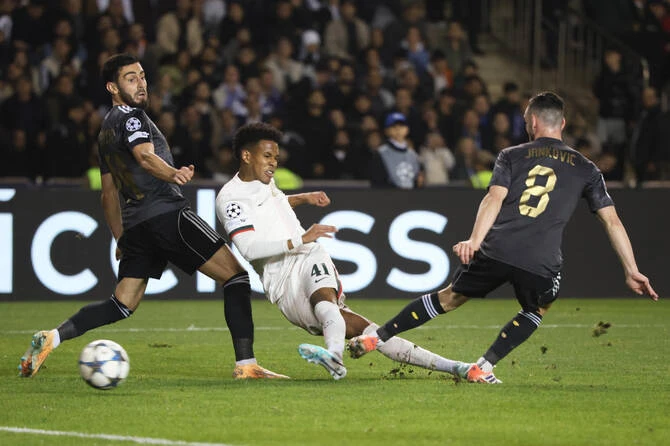 Chelsea’s Estevao, center, scores his side’s first goal during their Champions League opening phase match against Qarabag in Baku, Azerbaijan, Nov. 5, 2025. (AP)