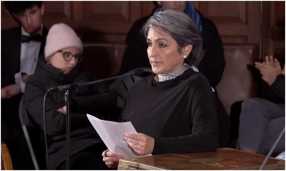 Palestinian-American author Susan Abulhawa delivers her speech during an Oxford Union debate on the Israel-Palestine conflict in Oxford, UK, November 2024. (Screengrab from YouTube/@OxfordUnion)