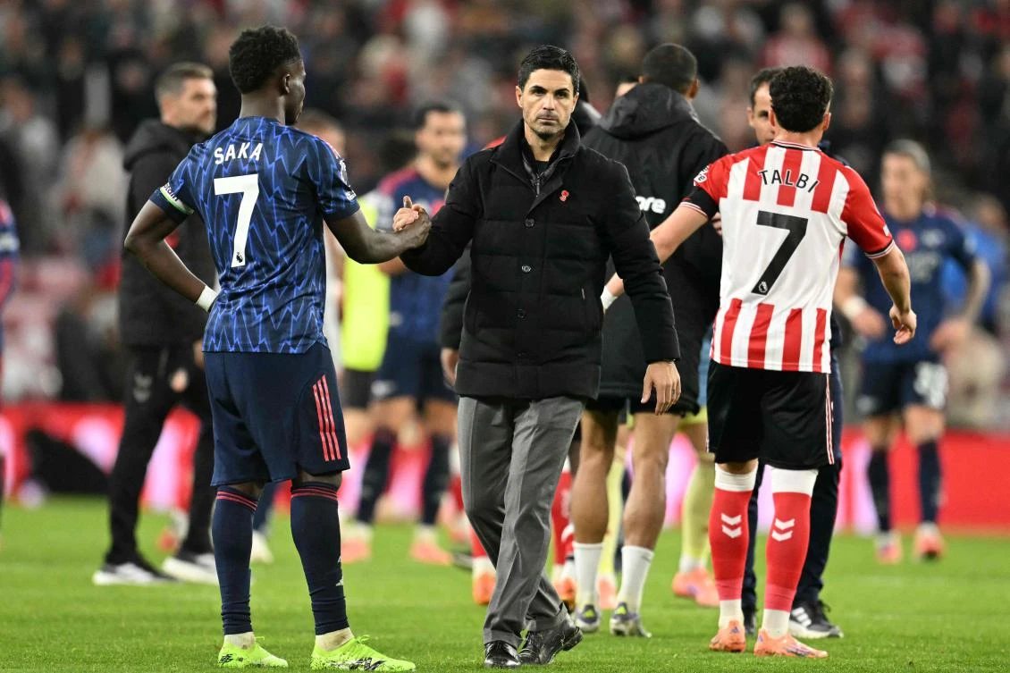 Arsenal’s Spanish manager Mikel Arteta greets Bukayo Saka after the final whistle during their English Premier League match against Sunderland at The Stadium of Light in Sunderland in north east England on Nov. 8, 2025. (AFP)