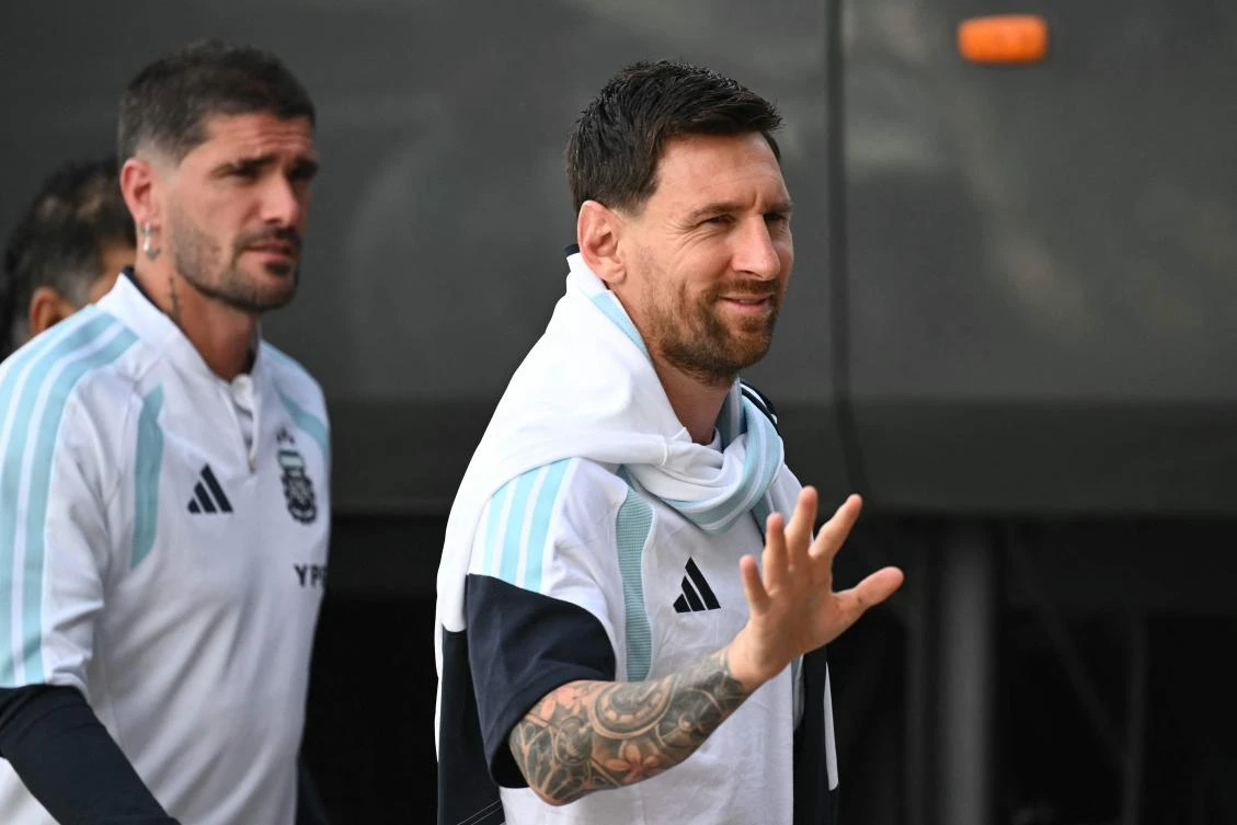 Argentina’s forward Lionel Messi waves as he arrives at a training session at Martinez Valero Stadium in Elche, Spain on Nov. 13, 2025, on the eve of their friendly match against Angola to be held in Luanda. (AFP)