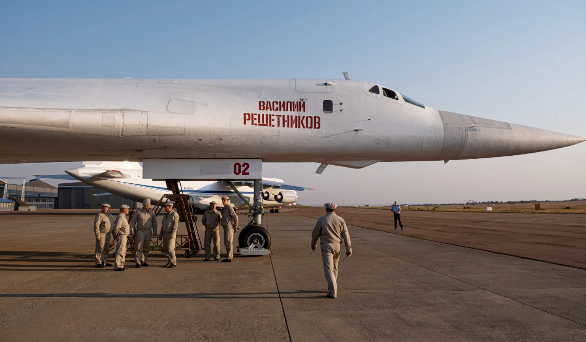 Military personnel gather under a Russian Air Force Tupolev Tu-160 "Blackjack", a supersonic variable-sweep wing heavy strategic bomber, is parked on the tarmac at the Waterkloof Air force Base in Centurion, south of Pretoria, northeastern South Africa. (AFP file photo)