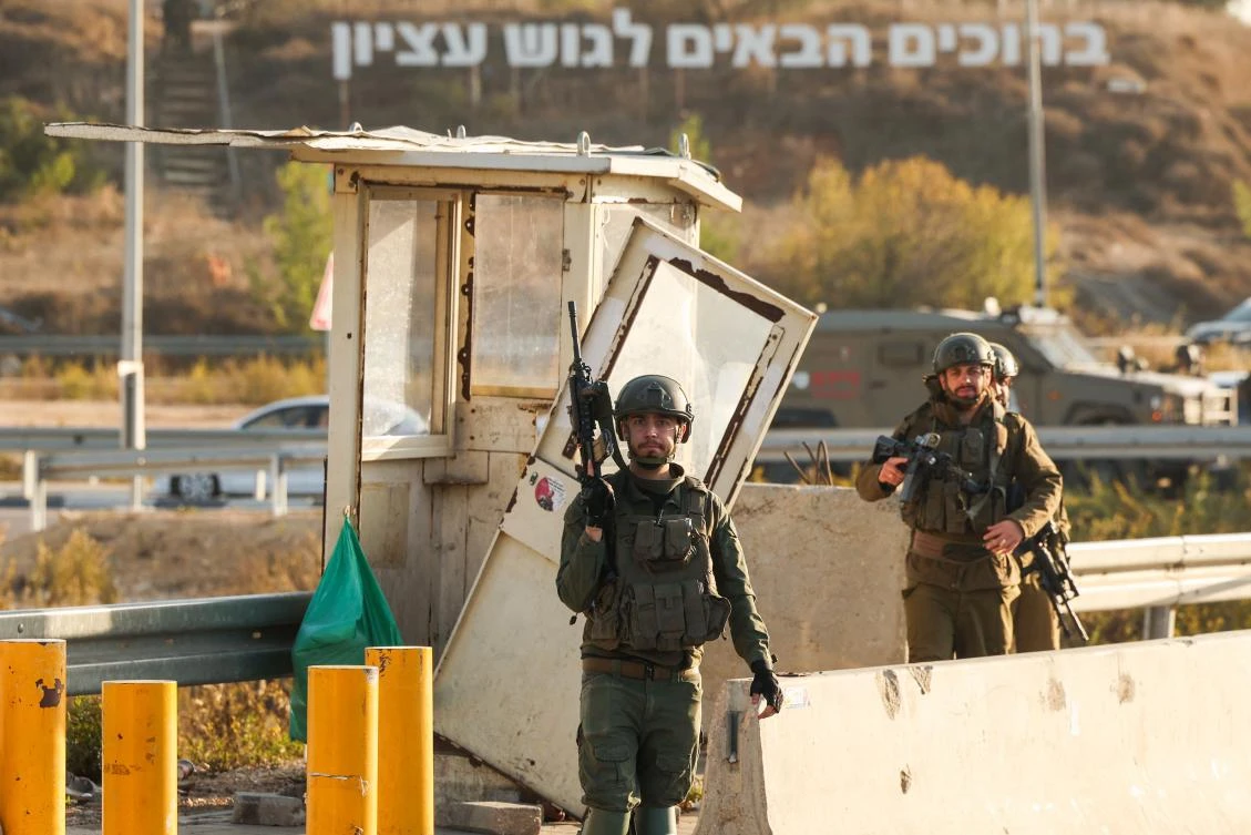 Israeli soldiers secure the site of a reported attack at the Gush Etzion Junction, in the Israeli-occupied West Bank, Nov. 18, 2025. (Ahmad GHARABLI / AFP)