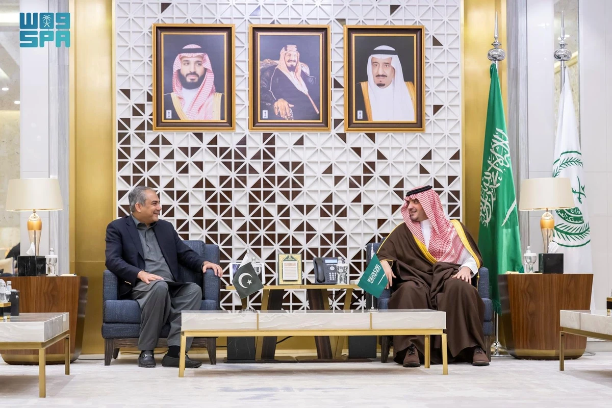 Saudi Interior Minister Prince Abdulaziz bin Saud bin Nayef bin Abdulaziz receives Pakistan’s Minister of Interior and Narcotics Control Mohsin Raza Naqvi in Riyadh on Monday. (SPA)