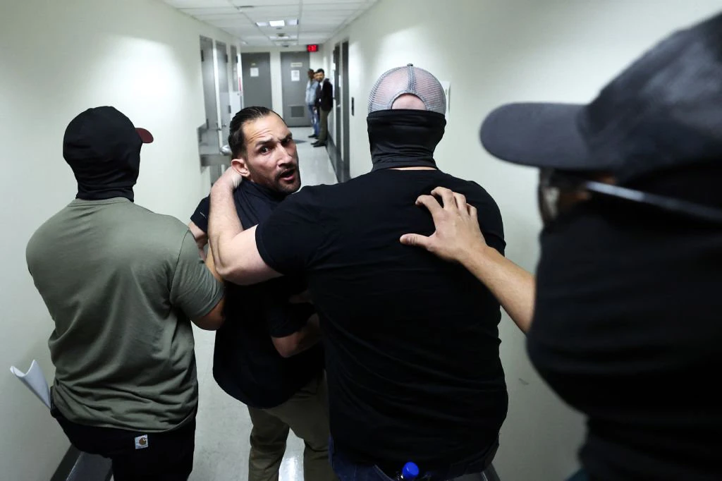 US diplomats ordered to raise concerns over migrant populations