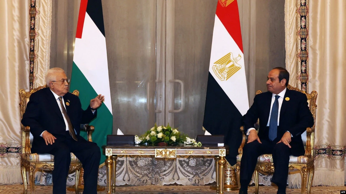 Palestinian Authority President Mahmoud Abbas, left, meeting with Egypt's President Abdel-Fattah El-Sissi in Cairo. (AFP)
