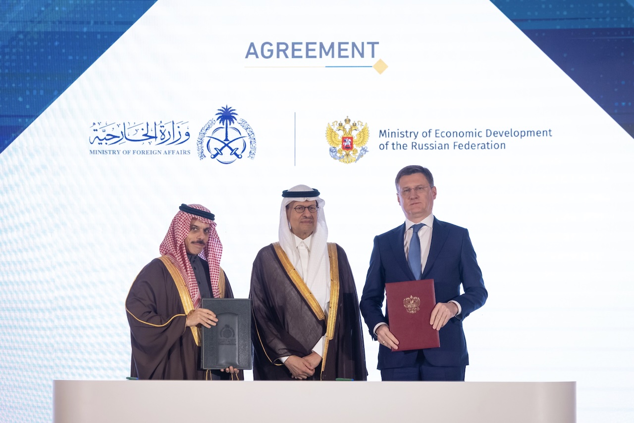 The deal was signed by Saudi Foreign Minister Prince Faisal bin Farhan and Russian Deputy Prime Minister Alexander Novak in the presence of Prince Abdulaziz bin Salman, minister of energy and chairman of the Saudi side of the Saudi-Russian Joint Committee. (X:@KSAMOFA)