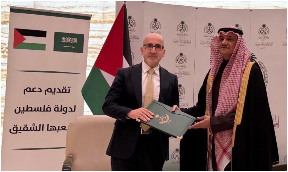 Estephan Salameh, minister of planning and international cooperation and acting minister of finance, received the tranche from Prince Mansour bin Khalid bin Farhan Al-Saud, the Saudi Ambassador to Jordan and non-resident envoy to Palestine. (Wafa)