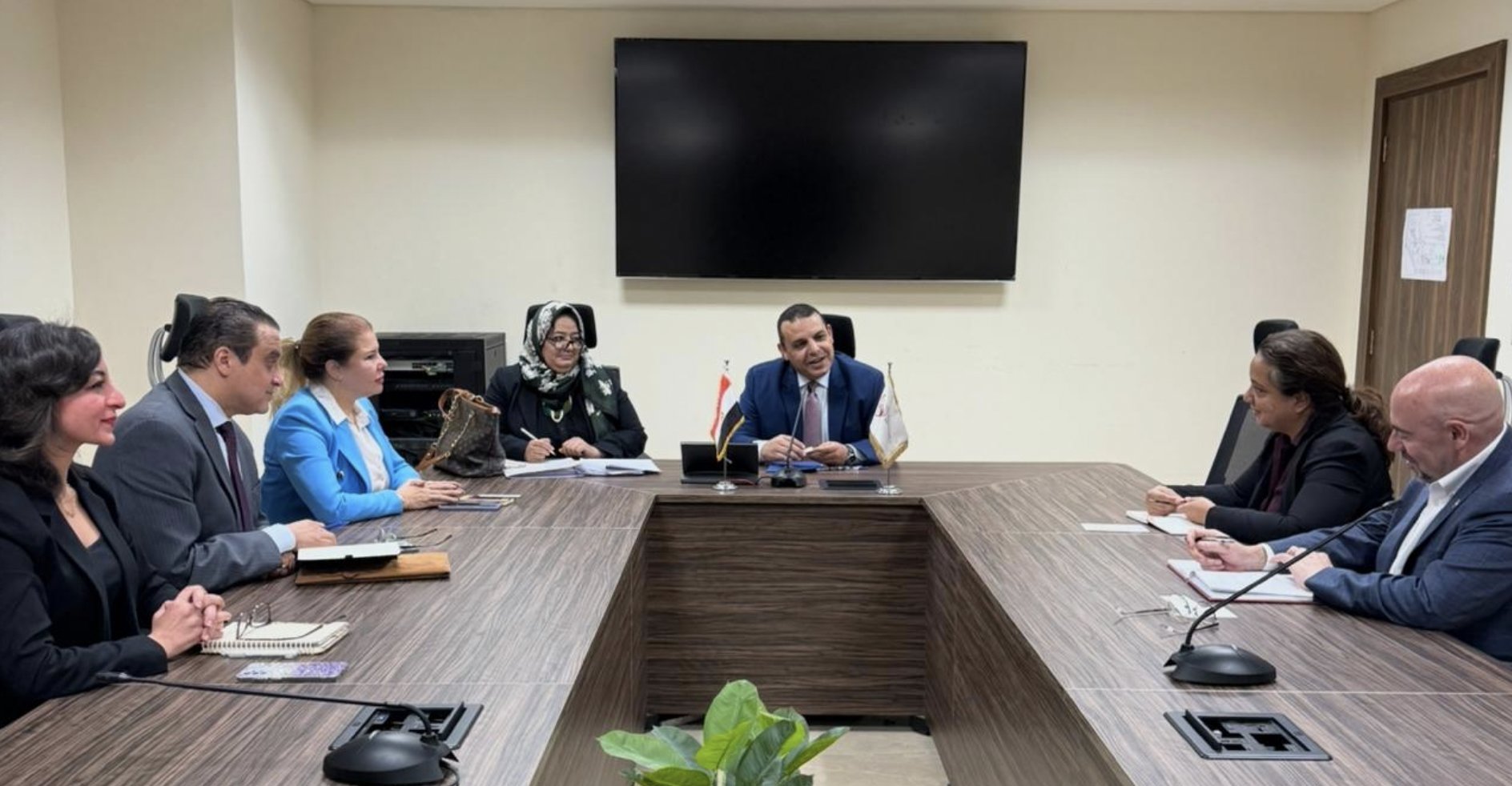 The meeting was attended by the new Commercial Counselor of the US Paul Oliva, along with Jennifer Patterson. State Information Service.