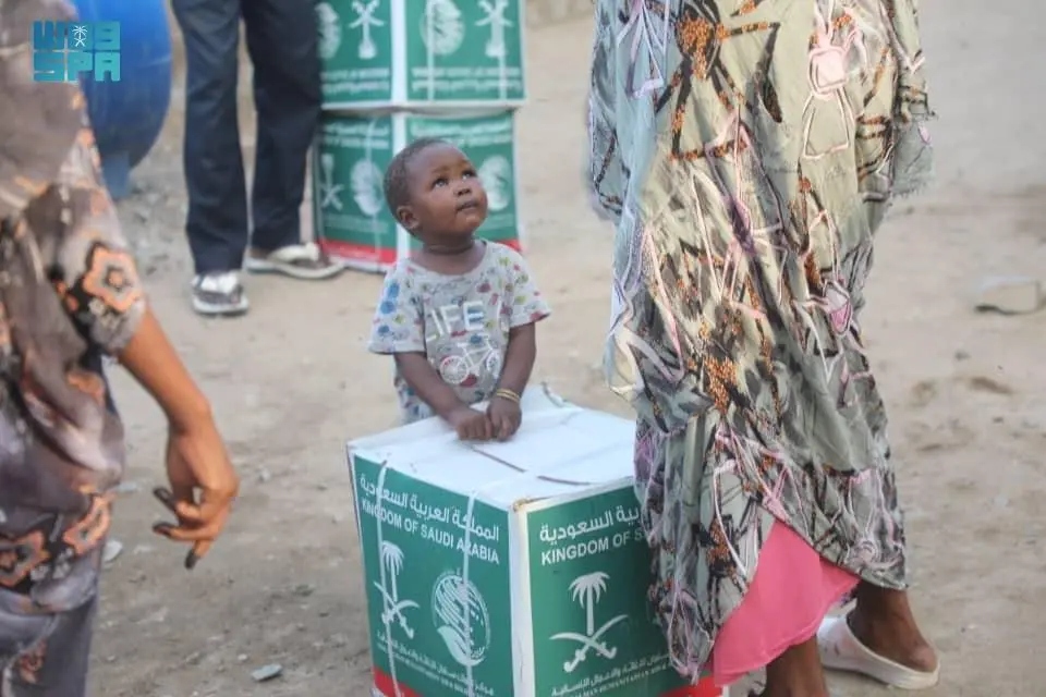Hundreds of food parcels were distributed to the most needy at Port Sudan. (SPA)