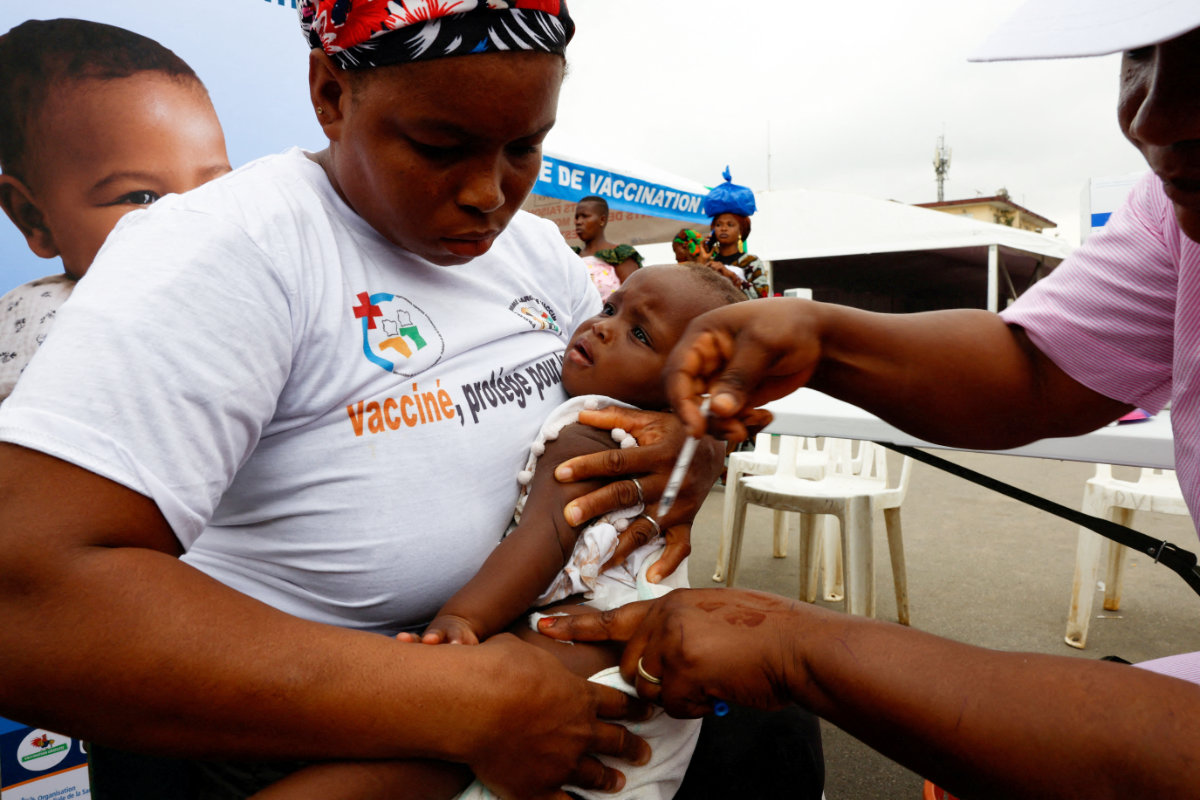 A health worker gives a malaria injection to a child during the official ceremony for the launch of the malaria vaccination campaign for children aged between zero and 11 months in Abobo, a district of Abidjan, Ivory Coast on July 15, 2024. (REUTERS/File Photo)