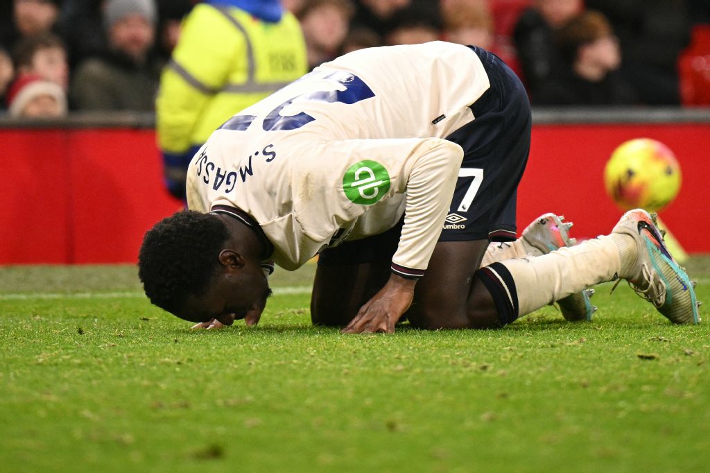 Man United held to 1-1 draw at home by struggling West Ham