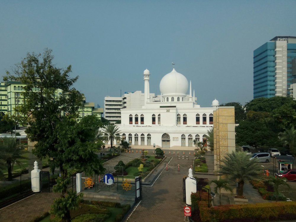 The Saudi Ministry of Islamic Affairs, Dawah and Guidance delivered the Friday sermon at Al-Azhar Mosque in Jakarta. (Wikimedia Commons)