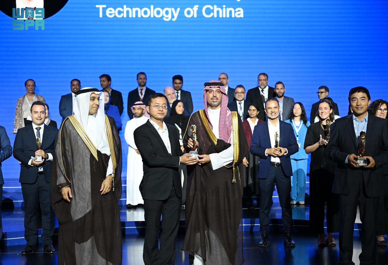 Jeddah Gov. Prince Saud bin Abdullah bin Jalawi honored the winning projects of the third Global Prize for Innovation in Water. (SPA)