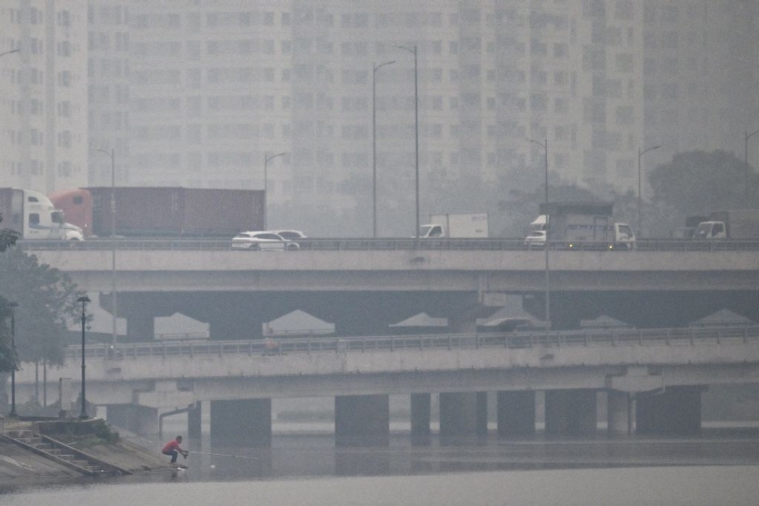 This picture shows vehicles driving on a highway amid heavy air pollution conditions in Hanoi, Vietnam. (AFP)