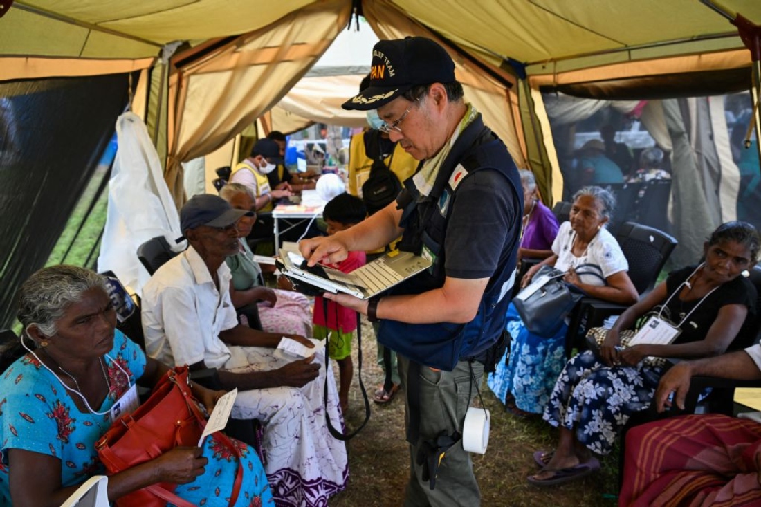 Japan Disaster Relief (JDR) medical officer tends to a flood victim at a camp in Chilaw, Sri Lanka. (AFP)