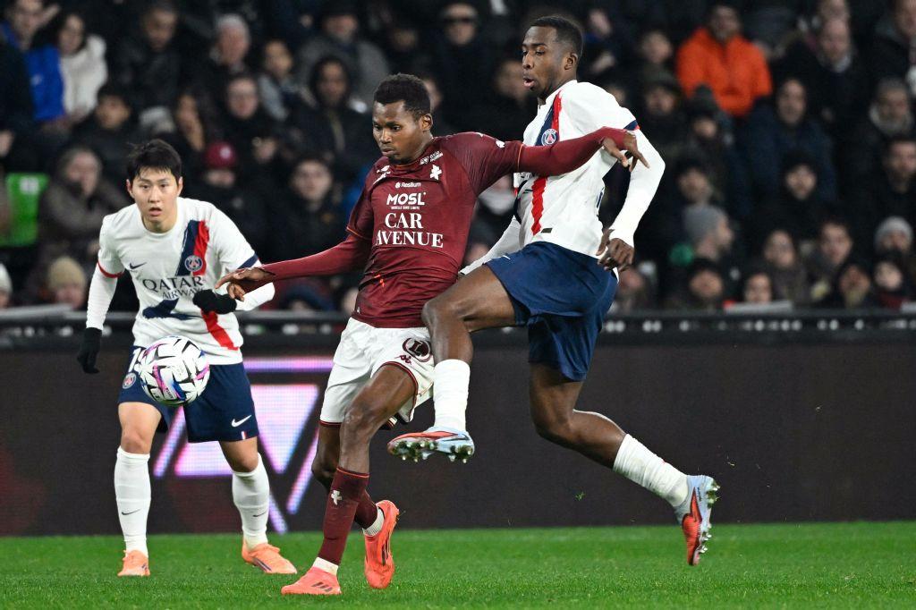 Metz’s Senegalese forward Habib Diallo, Paris Saint-Germain’s Ecuadoran defender Willian Pacho during their French L1 match at the Stade Saint-Symphorien in Metz, eastern France, on Dec. 13, 2025. (AFP)