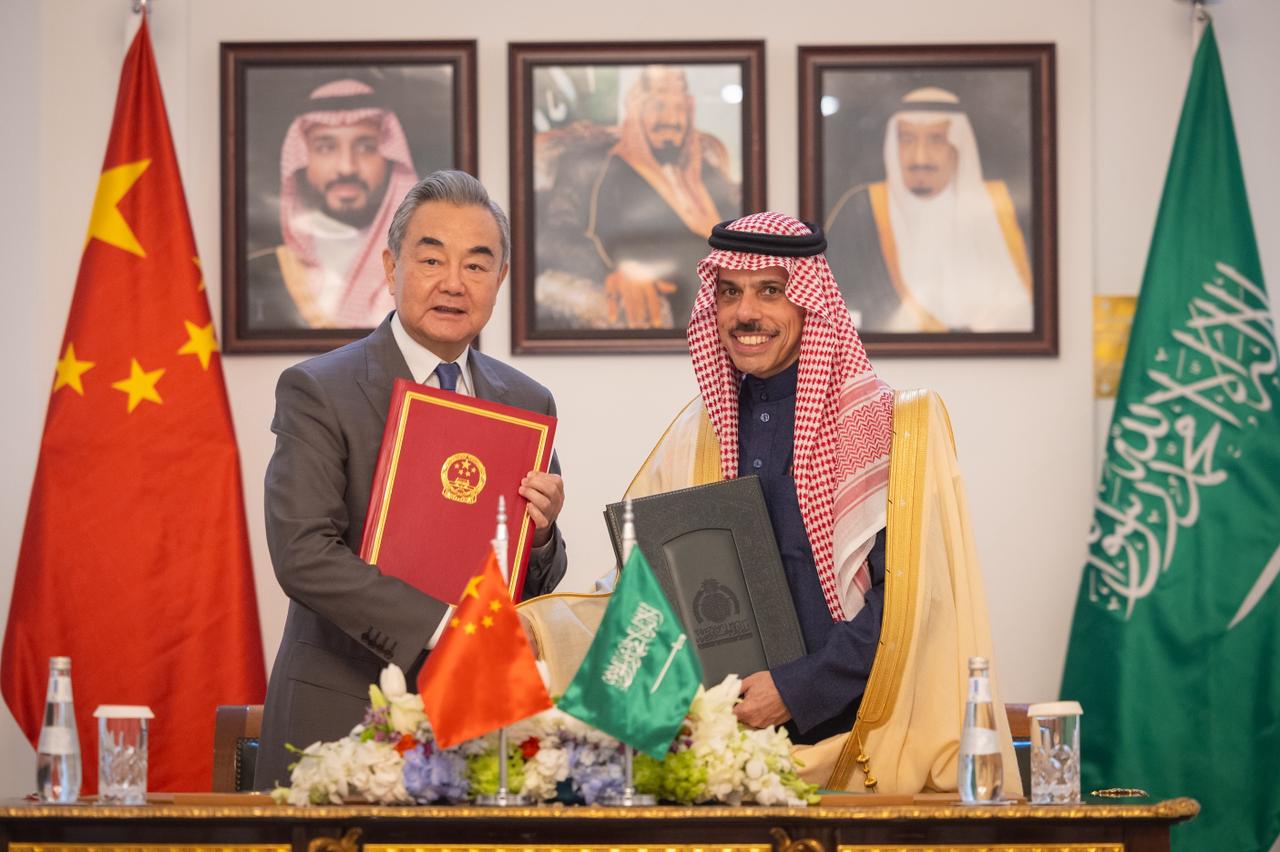 Saudi Foreign Minister Prince Faisal bin Farhan and his Chinese counterpart Wang Yi sign an agreement on the mutual exemption from visa requirements for holders of diplomatic, special, and service passports. (SPA)