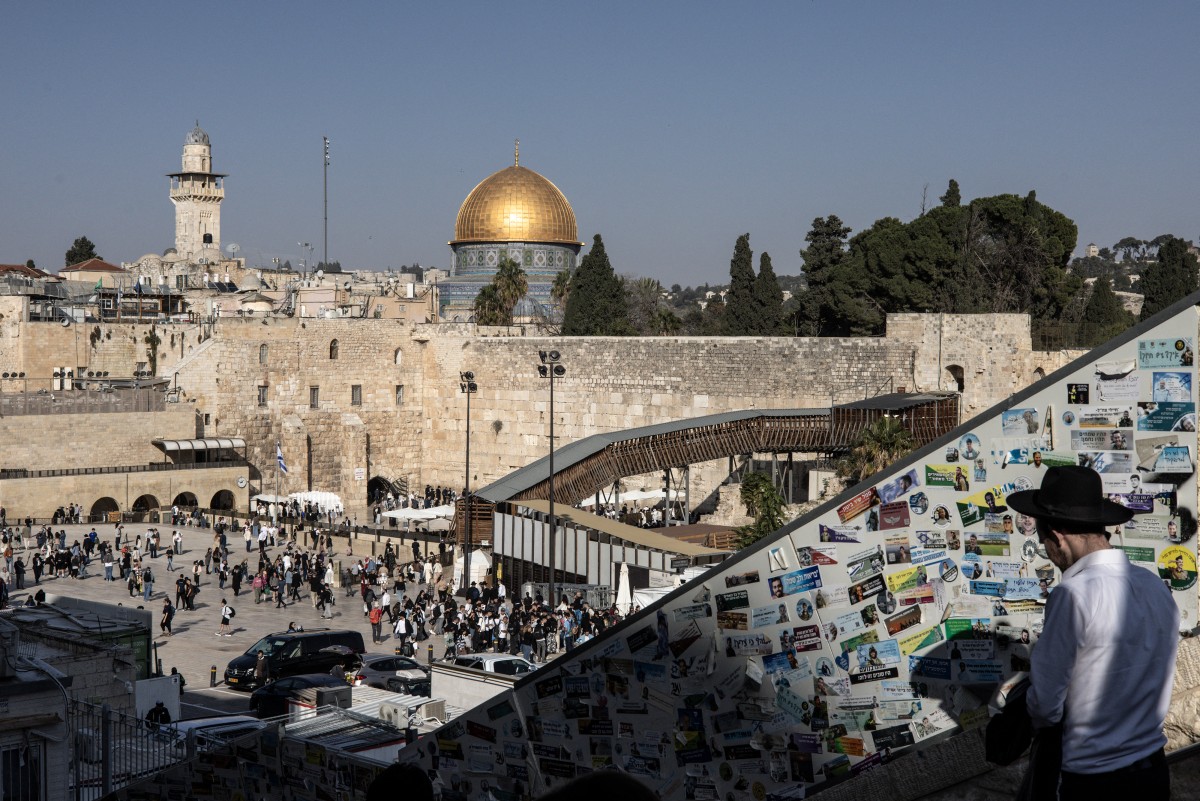A man walks down to the Western Wall, with the Dome of the Rock at the Al-Aqsa mosque compound visible in the background in the old city of Jerusalem, Dec. 4, 2025. (AFP)