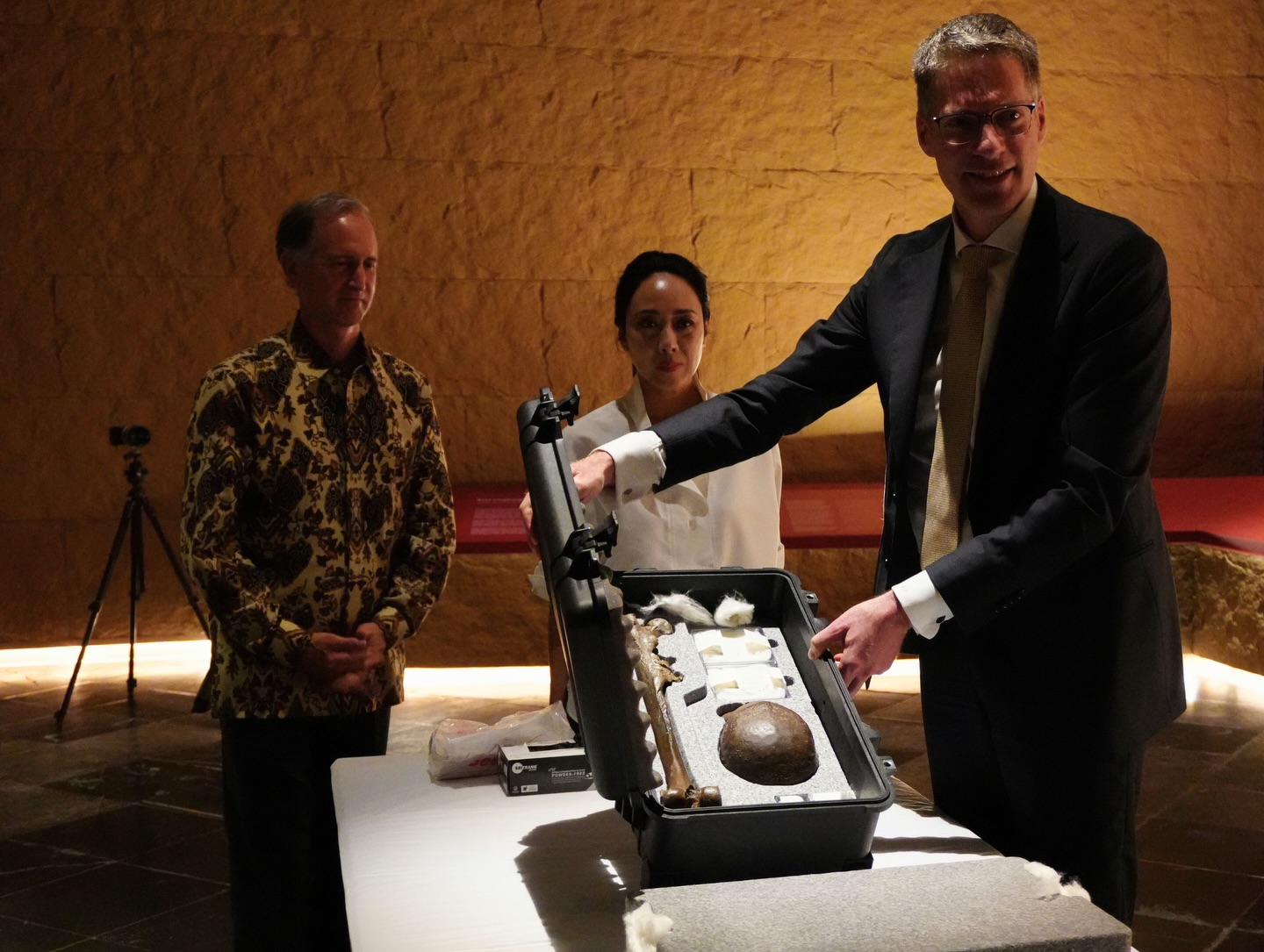 Marcel Beukeboom, right, General Director of Naturalis Biodiversity Center, shows 'Java Man' fossils in a suitcase after it was transported from the Netherlands on Dec. 17, 2025, alongside the Dutch ambassador to Indonesia, Marc Gerritsen, and Indira Estiyanti Nurjadin of the Indonesian Heritage Agency. (IHA)