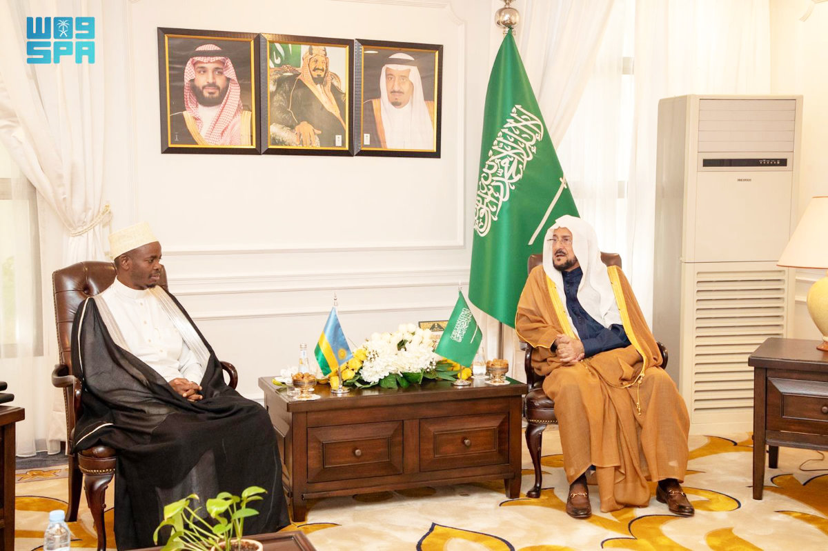 Saudi Islamic Affairs minister Abdul Latif bin Abdulaziz Al-Sheikh meets with Rwanda's Grand Mufti Musa Sindayagaya in Jeddah. (SPA)