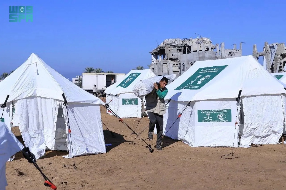 KSRelief operating in Gaza City providing shelter for displaced families. (SPA)