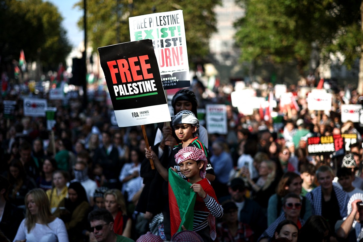 Young Pro-Palestinian supporters hold placards in central London, on October 11, 2025, as they take part in the 32nd 'National March for Palestine' since october 2023, organised by the Palestine Solidarity Campaign. (AFP)