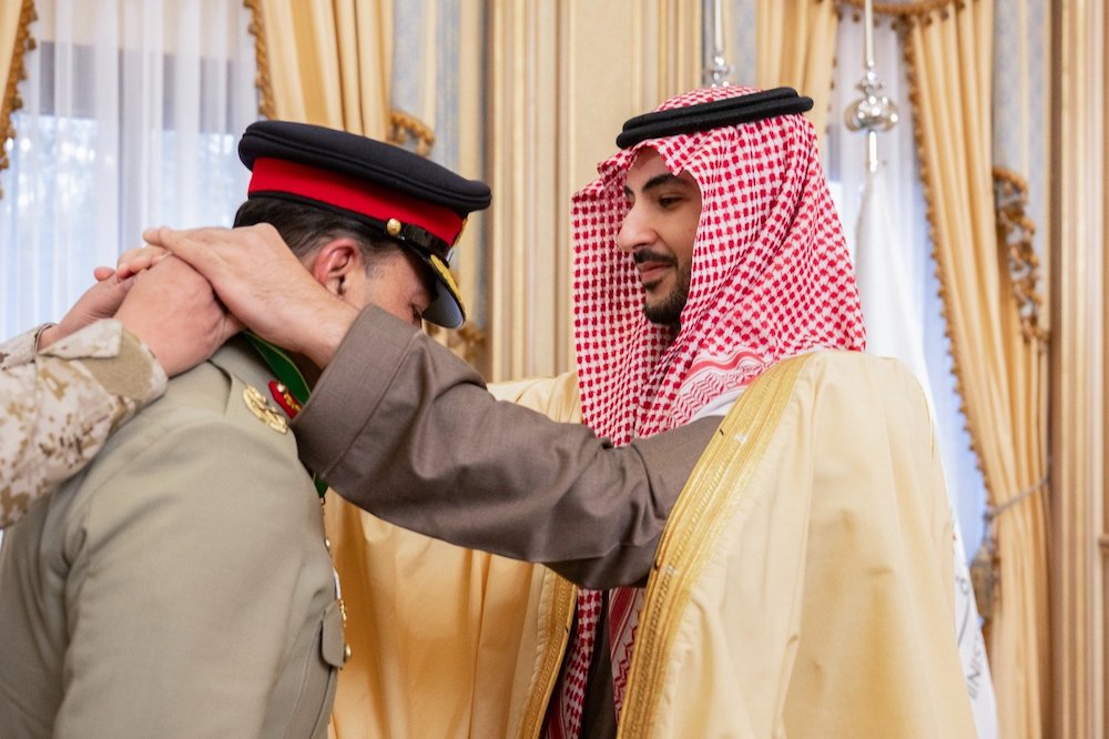 Saudi Arabia’s Minister of Defense Prince Khalid bin Salman presented the King Abdulaziz Medal of the First Class to Pakistan’s Chief of Army Staff on Sunday in a ceremony at his office in Riyadh. (SPA)