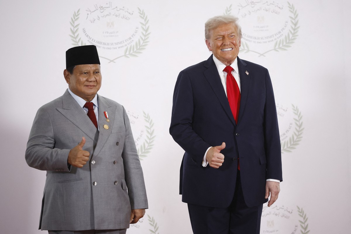 Indonesian President Prabowo Subianto and US President Donald Trump pose during a summit in Sharm el-Sheikh, Egypt on Oct. 13, 2025. (AFP)