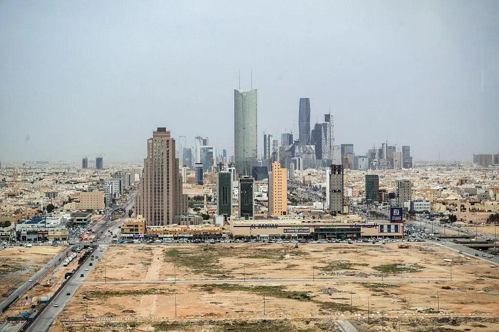 The fees target land parcels exceeding 5,000 sq. meters within designated urban development zones in Riyadh. These zones are classified by development priority, with annual fees ranging from 10 percent of land value for maximum-priority areas to 2.5 percent for low-priority areas.File