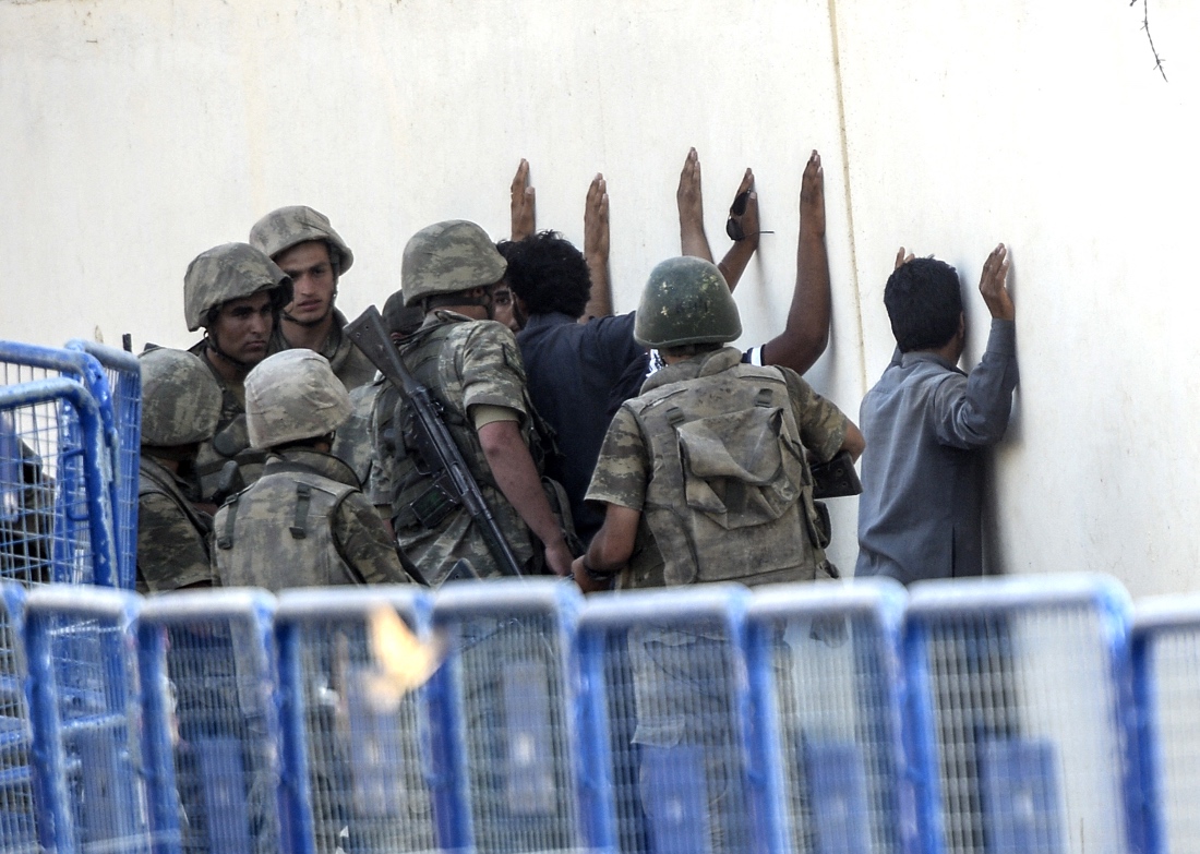 A photo dated 2015 shows Turkish soldiers detaining supposed Daesh fighters from Syria, near the Akcakale crossing gate between Turkiye and Syria. (AFP)