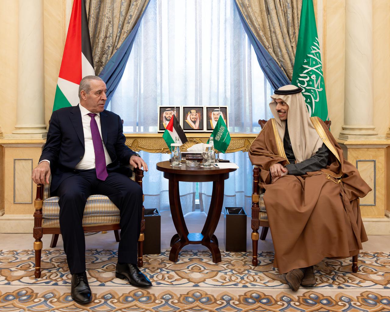Saudi Foreign Minister Prince Faisal bin Farhan and the Vice President of Palestine Hussein Al-Sheikh meet in Riyadh on Wednesday. (SPA)