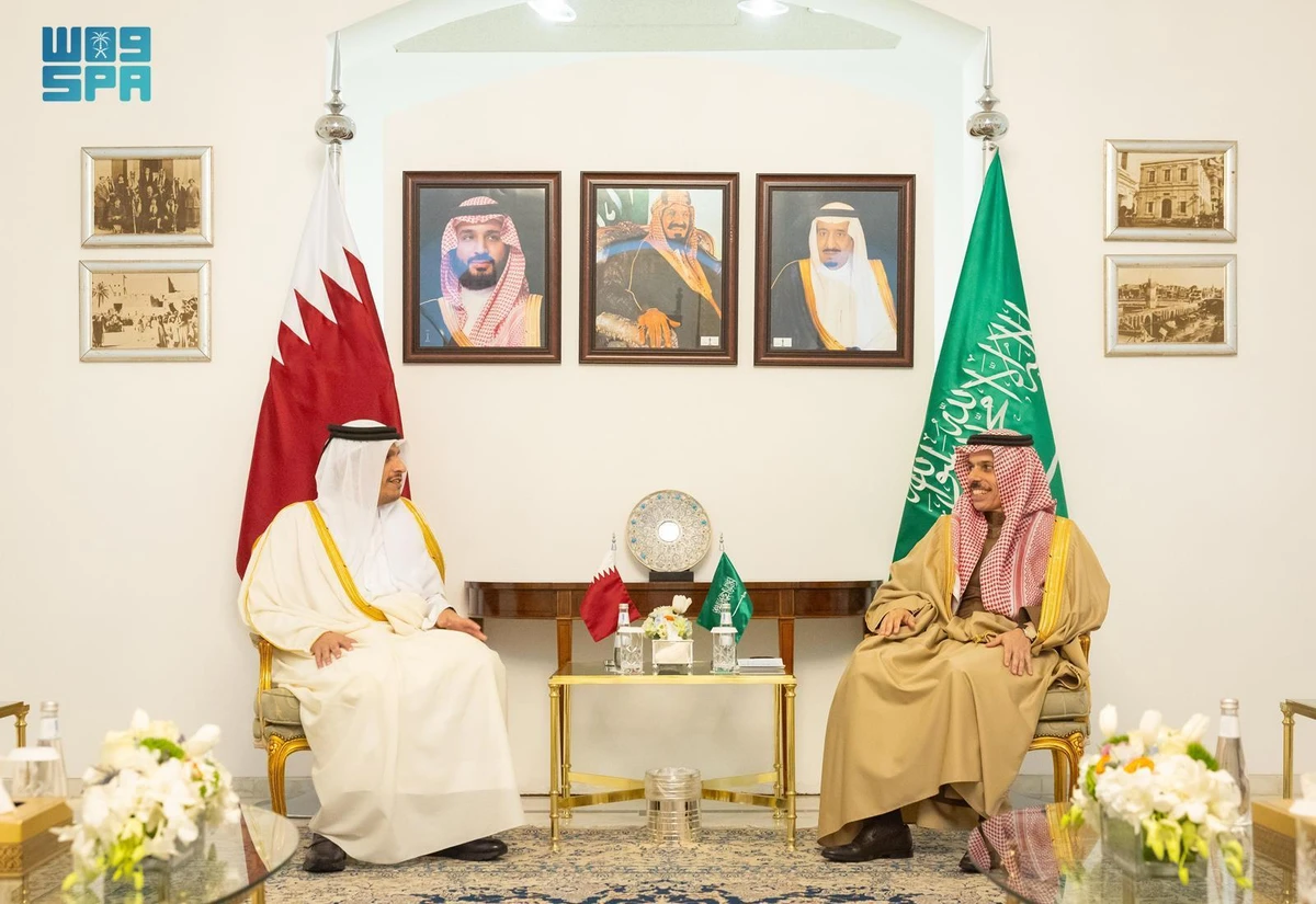 Saudi Minister of Foreign Affairs, Prince Faisal bin Farhan, and his Qatari counterpart, Sheikh Mohammed bin Abdulrahman bin Jassim Al-Thani, in Riyadh. (SPA)