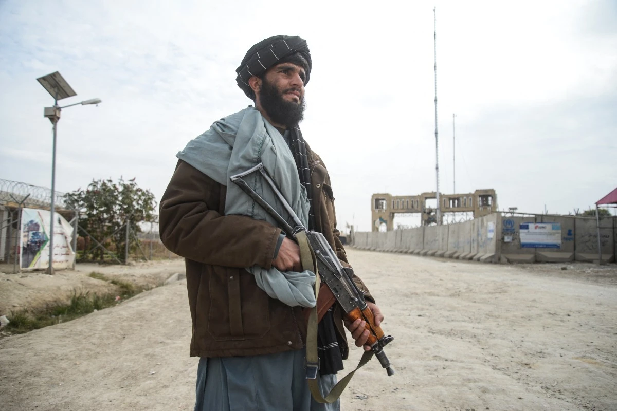 A Taliban security personnel stands guard near the zero point border crossing between Afghanistan and Pakistan at the Spin Boldak district in Kandahar province on Dec. 6, 2025. (AFP)