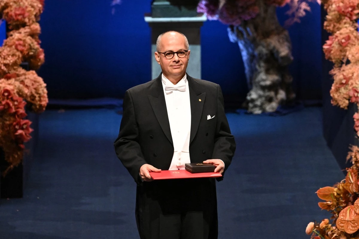 Nobel Prize in Chemistry 2025 laureate US-Saudi chemist Omar M. Yaghi poses with his award during the award ceremony in Stockholm, Sweden. (AFP)