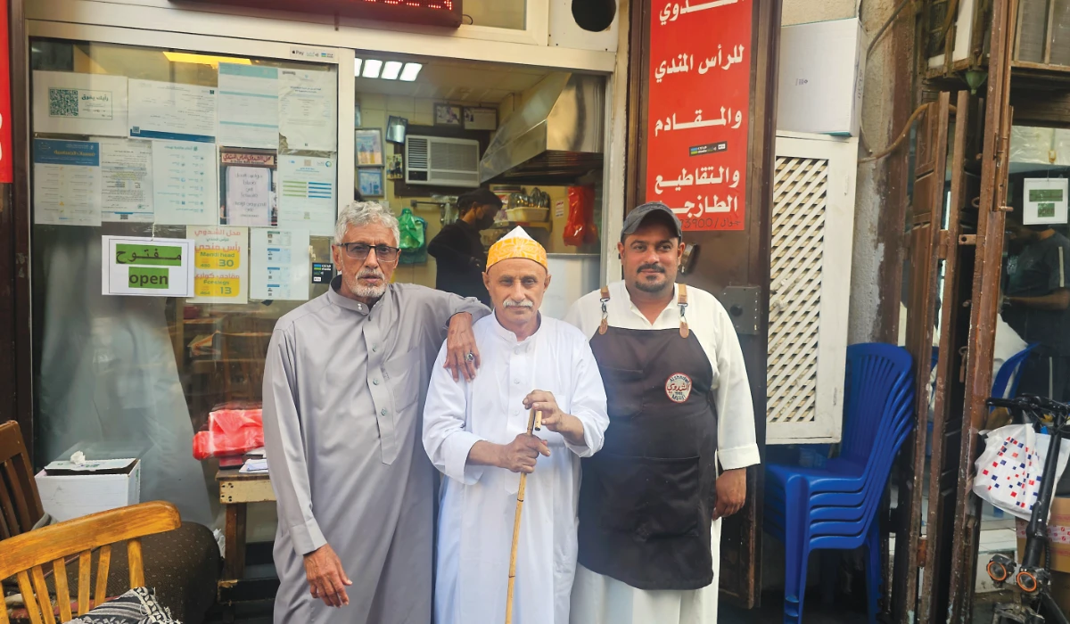 Ghalib Naji Al-Shadwy (center) with his son (right) and longtime customer Abu Samer Al-Sulami (left). (AN photo)