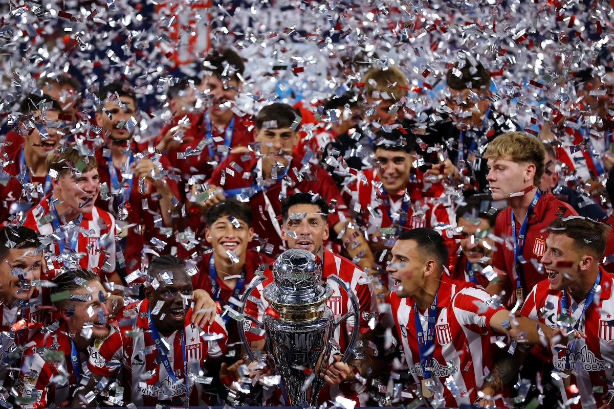 Estudiantes de La Plata players celebrate with the trophy after winning the Argentine Primera Division football title on Saturday. (Reuters)