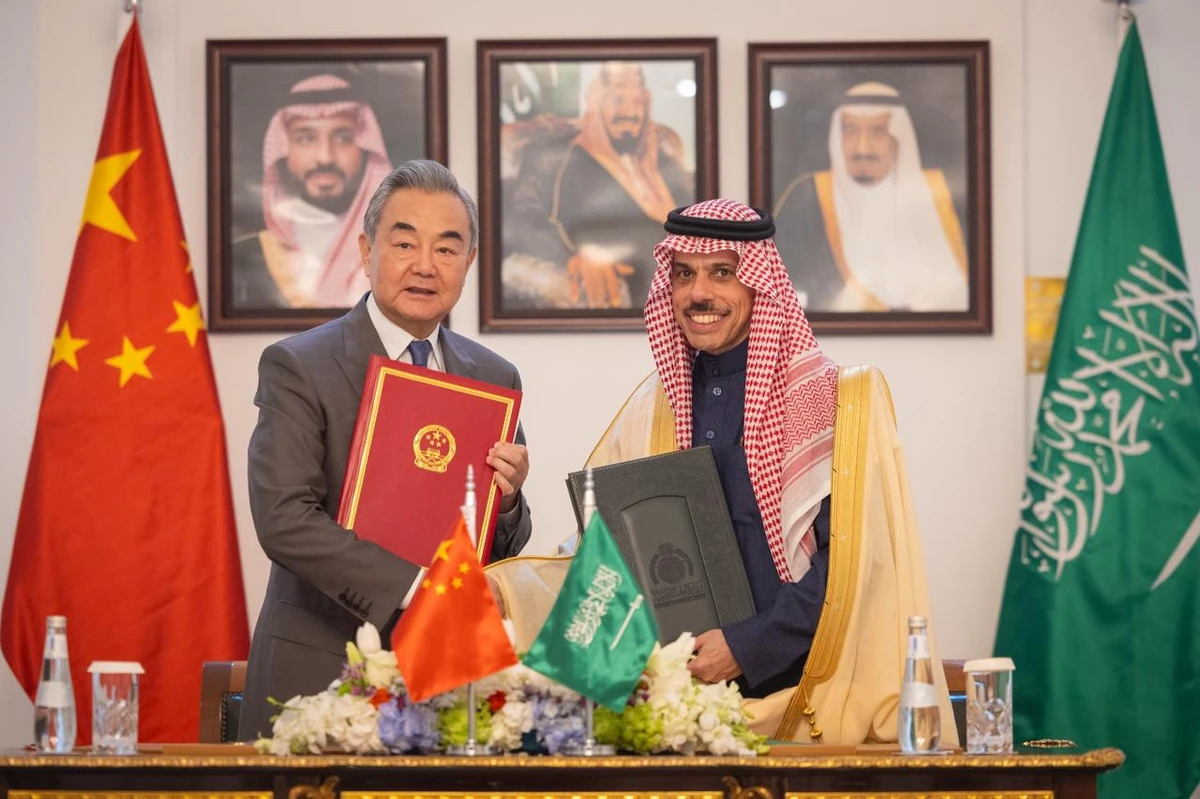 Saudi Foreign Minister Prince Faisal bin Farhan and his Chinese counterpart Wang Yi sign an agreement on the mutual exemption from visa requirements for holders of diplomatic, special, and service passports. (SPA)