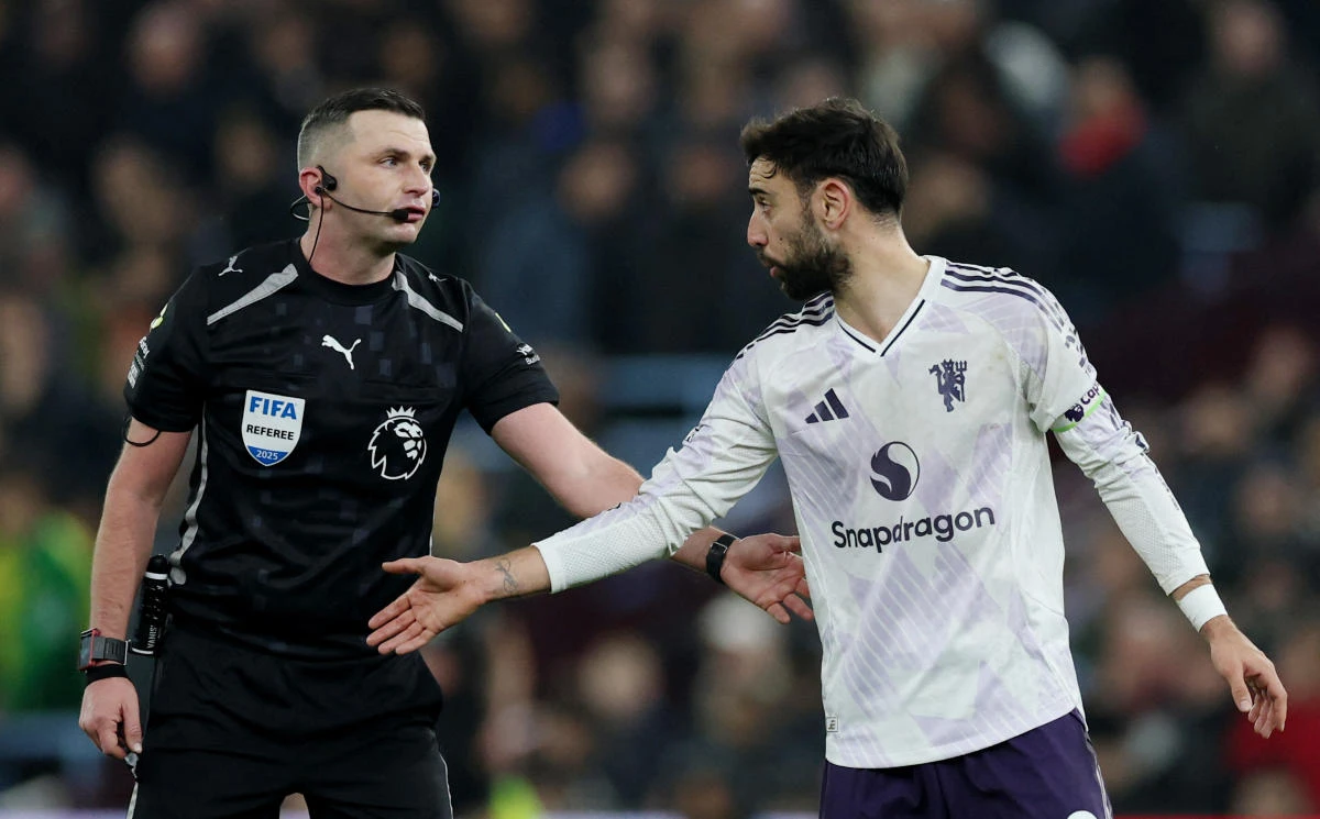 Manchester United’s Bruno Fernandes remonstrates to referee Michael Oliver during the Premier League game against Aston Villa at Villa Park. (Action Images via Reuters)