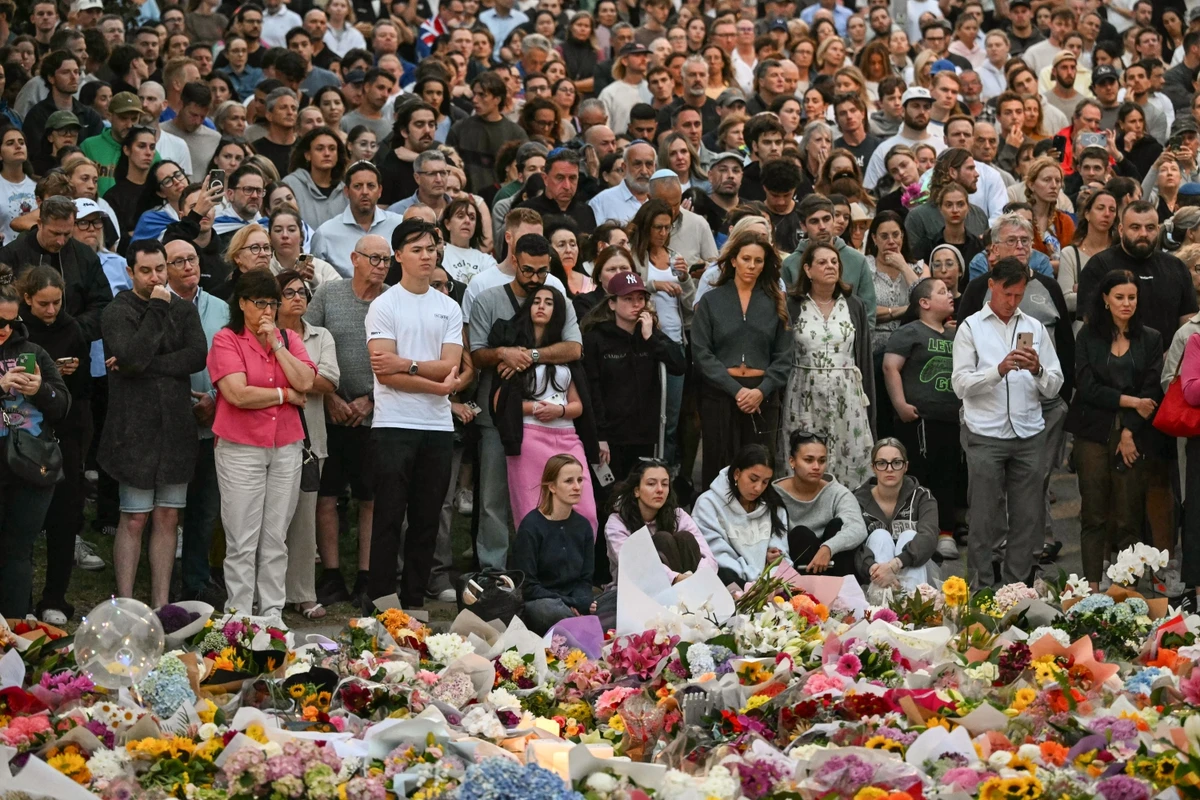 Mourners gather at a tribute in memory of the victims of a shooting at Bondi Beach, Sydney. December 15, 2025 (AFP)