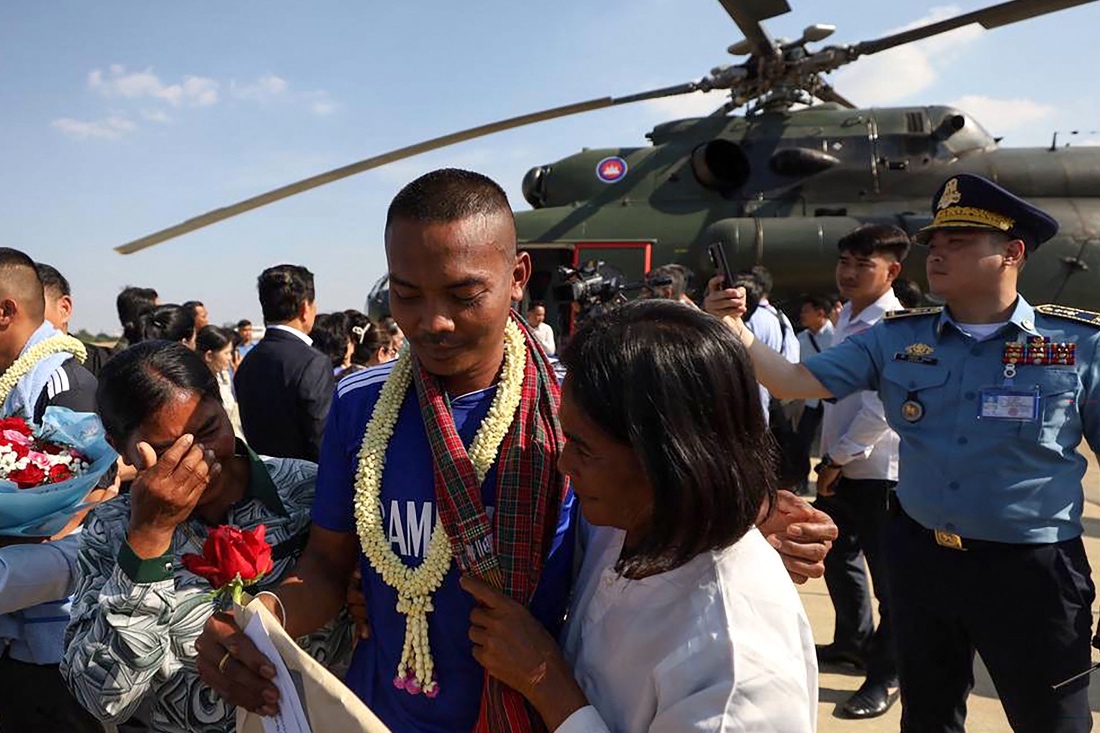 A Cambodian soldier who had been captured by Thai soldiers seen hugging a relative next to a helicopter as he arrives with other released soldiers at the former international airport in Phnom Penh. (AKP)