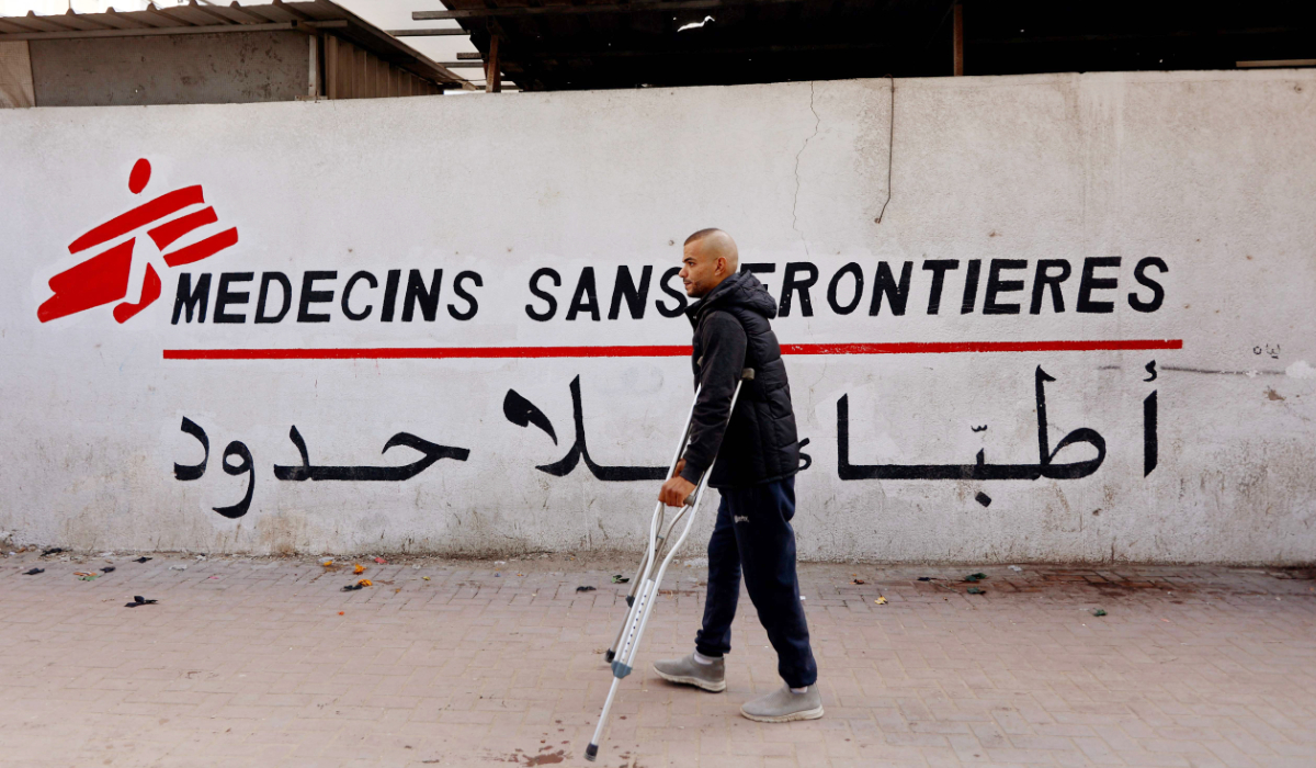 A Palestinian man walks on his crutches to the Doctors Without Borders or Medecins Sans Frontieres (MSF) clinic, in the al-Rimal neighborhood of Gaza City on new year's Eve, December 31, 2025. (AFP)
