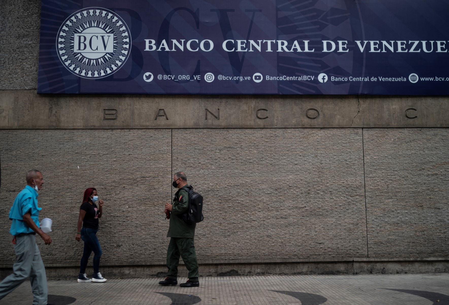 People walk in front of the main facade of the Central Bank of Venezuela in Caracas, Aug. 25, 2022. (AFP)