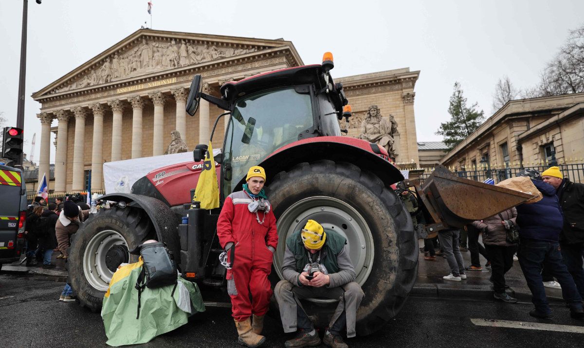Farmers block Paris streets to protest planned free trade agreement with South American nations