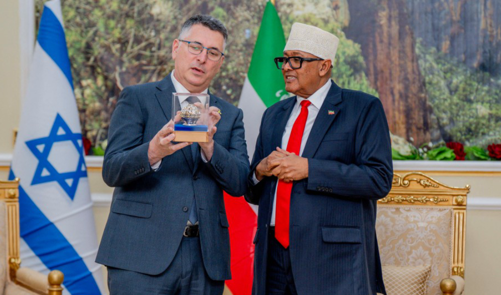 Somaliland's President Abdirahman Abdullahi Mohamed (R) posing for a photograph with Israel's Foreign Minister Gideon Saar. (AFP)