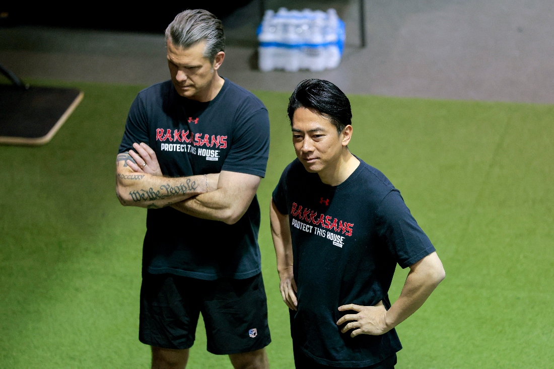 U.S. Secretary of War Pete Hegseth and Japanese Defense Minister Shinjirō Koizumi prepare for their workout in Joint Base Myer-Henderson Hall, Virginia. (AFP)